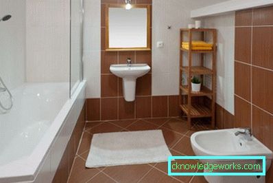 Kúpeľňový dizajn s malou kúpeľňou v kombinácii s WC v Chruščove