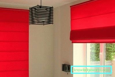 Červené záclony v interiéri obývacej izby