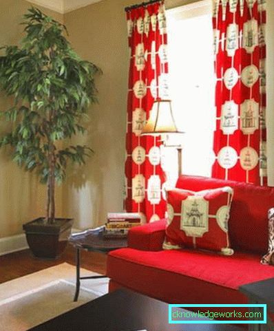 Červené záclony v interiéri obývacej izby